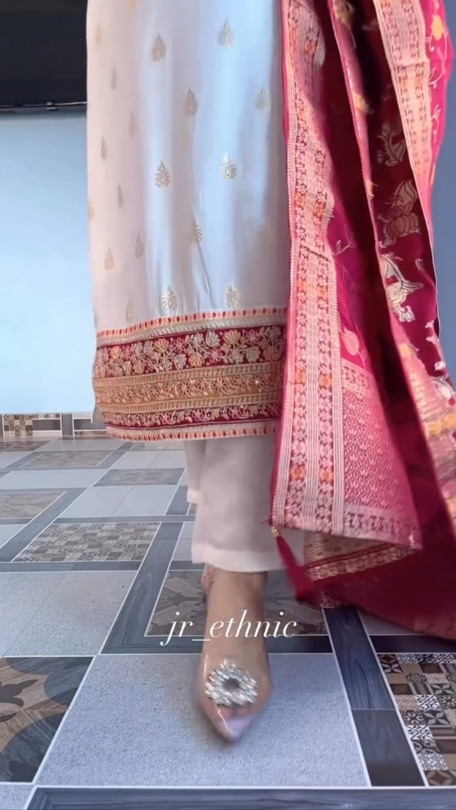 Women’s Off-White Embroidered Kurta Pant Set with Pink Printed Dupatta 3 Women’s Off-White Embroidered Kurta Pant Set with Pink Printed Dupatta - Image 3