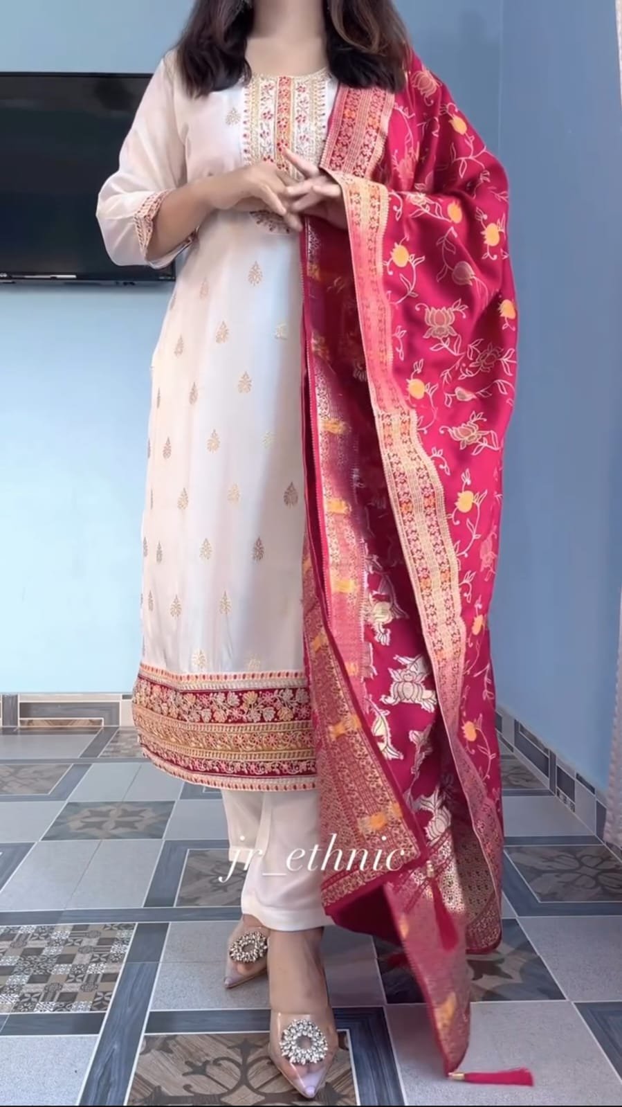 Women’s Off-White Embroidered Kurta Pant Set with Pink Printed Dupatta 5 Women’s Off-White Embroidered Kurta Pant Set with Pink Printed Dupatta - Image 5