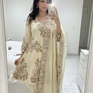 Women’s Cream Floral Embroidered Kurta Pant Set