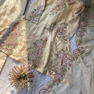 Women’s Cream Floral Embroidered Kurta Pant Set